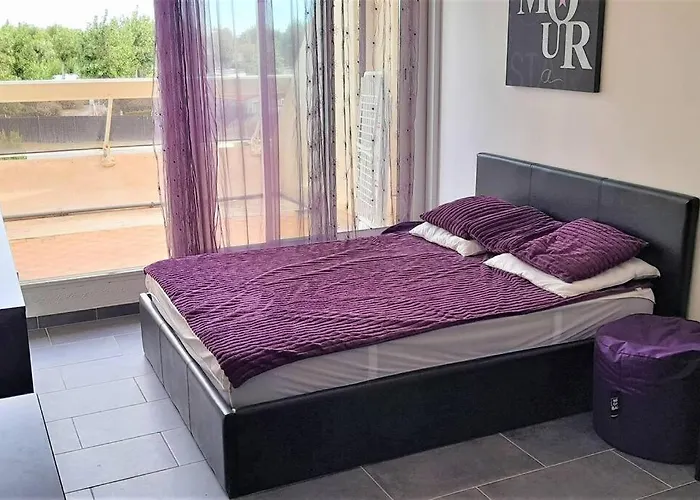 77, Héliopolis L Au Village Naturiste